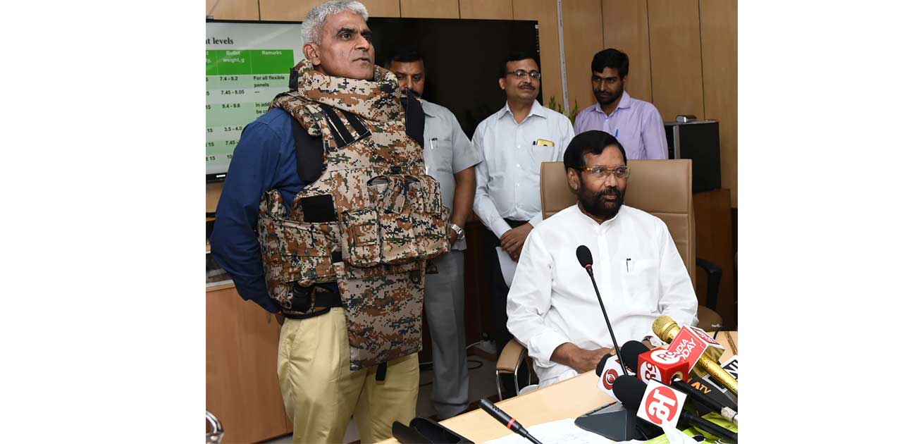‘मेक-इन-इंडिया’ पहल के अंतर्गत बने बुलेट रोधी जैकेटों को प्र... - CG Sandesh