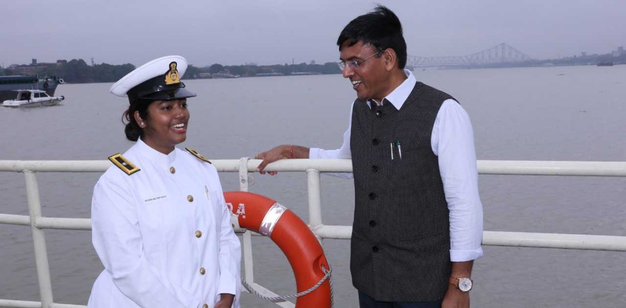 केंद्रीय मंत्री मनसुख मांडविया ने दो महिला मरीन से की मुलाक़... - CG Sandesh