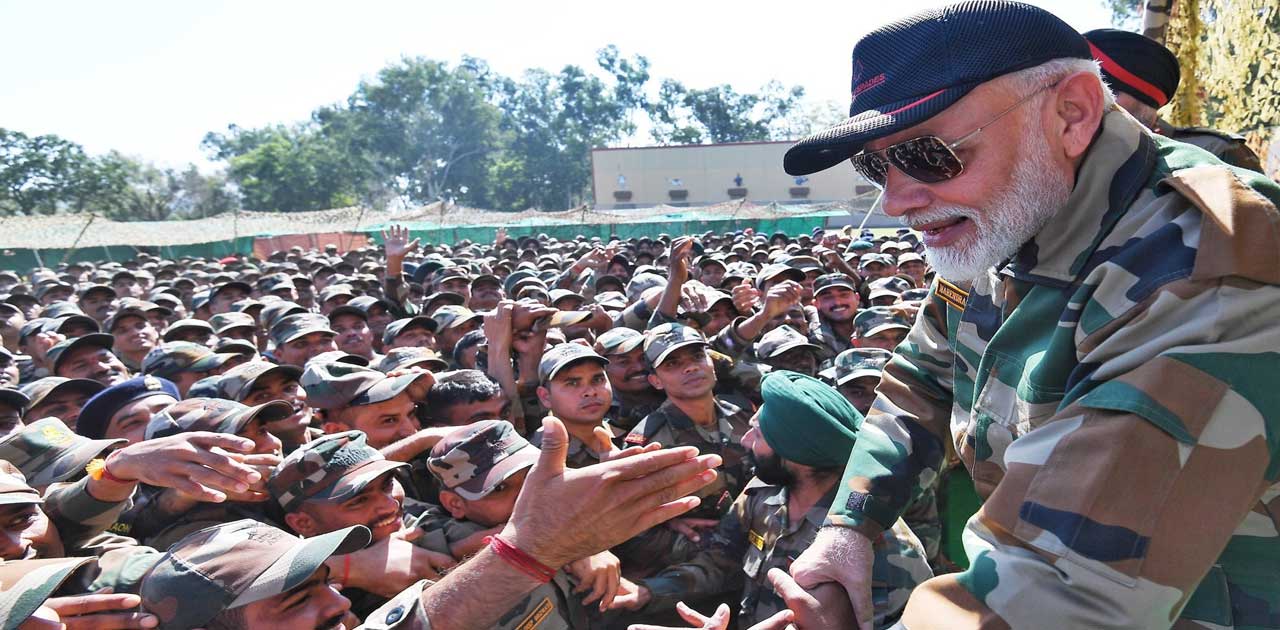पीएम मोदी ने जम्मू-कश्मीर के रजौरी में जवानों के साथ मनाई दि... - CG Sandesh