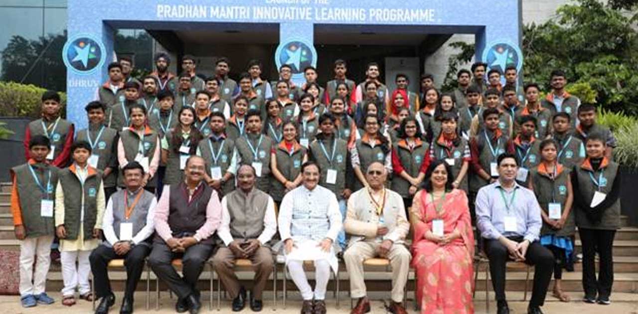 केन्द्रीय मानव संसाधन विकास मंत्री ने प्रतिभावान छात्रों के ... - CG Sandesh