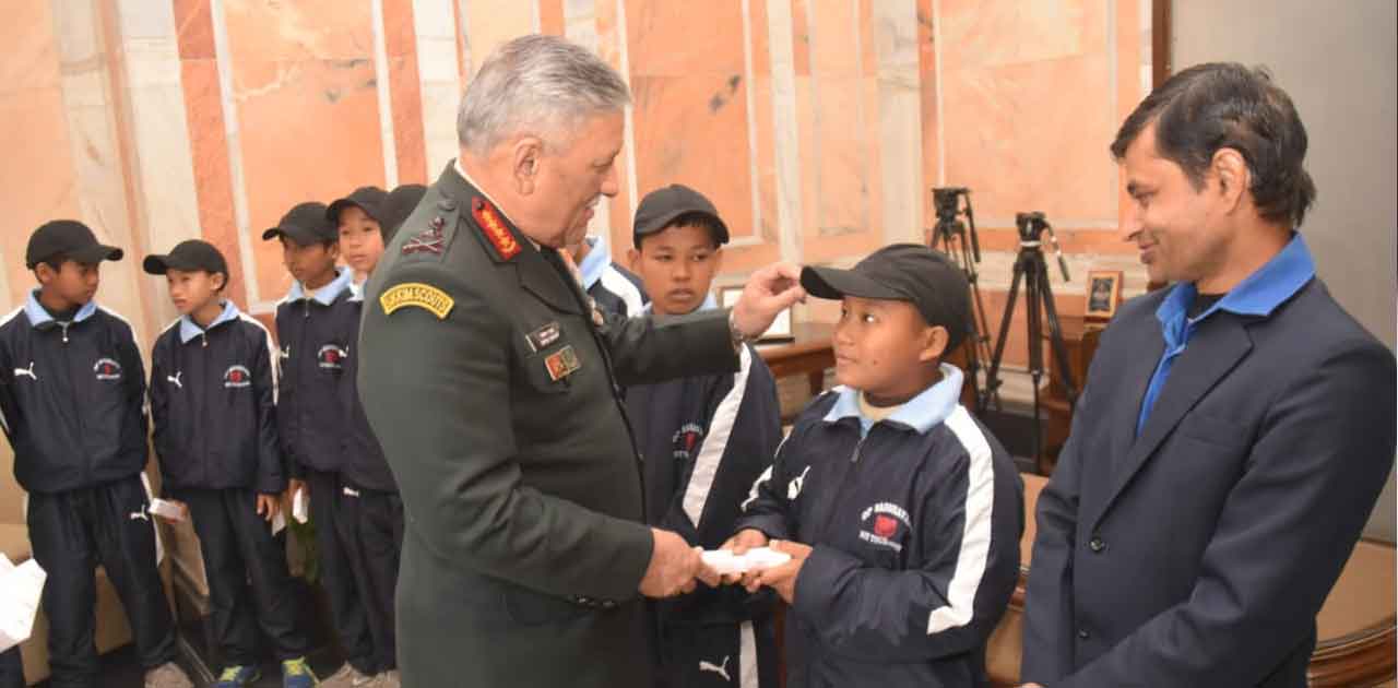 सेना प्रमुख ने असम के छात्रों के साथ बातचीत की - CG Sandesh