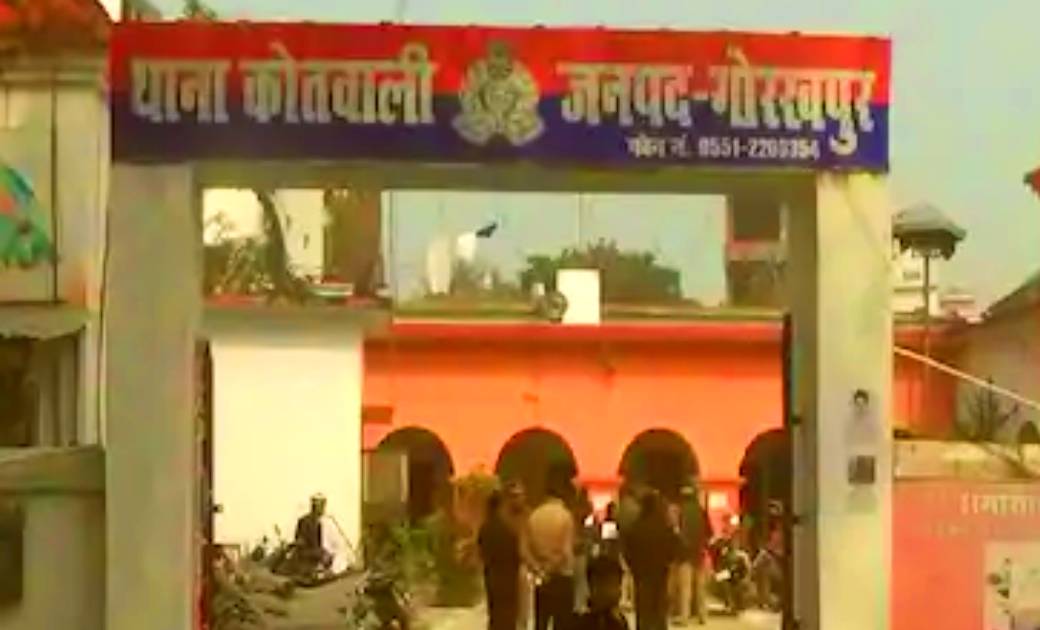 टीचर का क्रूर चेहरा, गर्म तेल से बच्‍ची का हाथ जलाया  बच्‍ची... - CG Sandesh