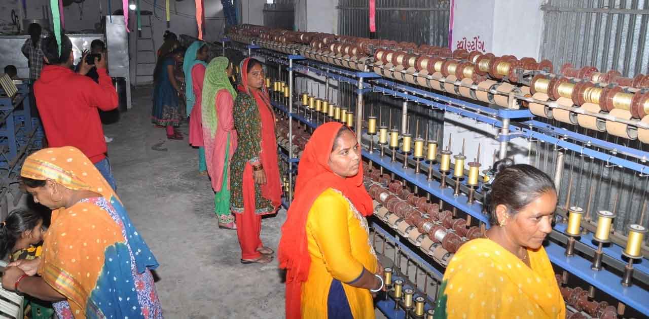 केवीआईसी ने प्रसिद्ध ‘पटोला साड़ी’ का उत्‍पादन बढ़ाने के लिए... - CG Sandesh