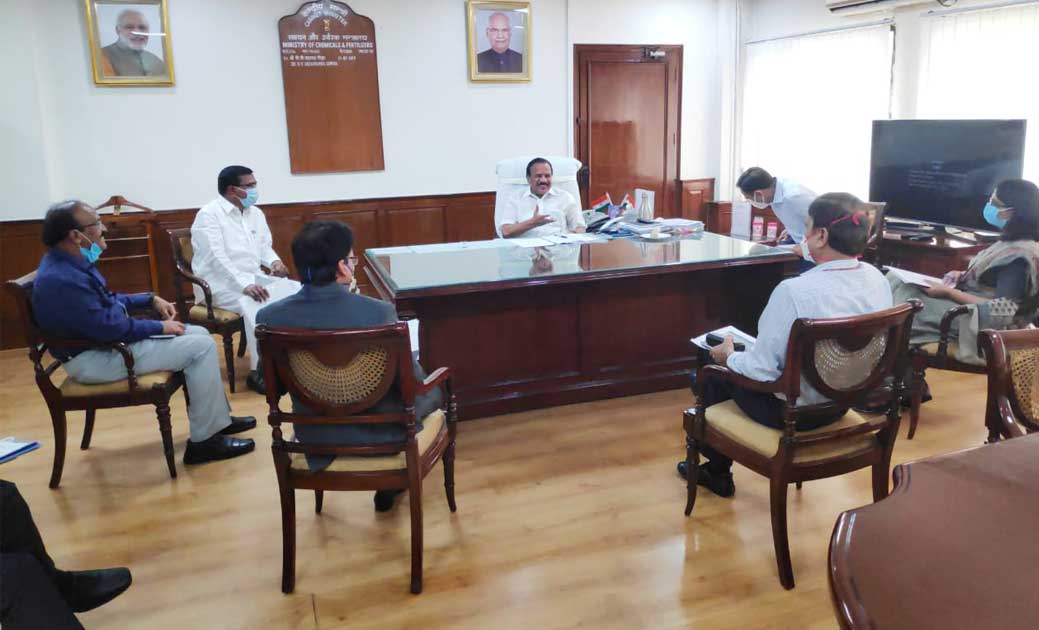 देश भर में उर्वरकों की पर्याप्त उपलब्धता है  : डी. वी. सदानं... - CG Sandesh