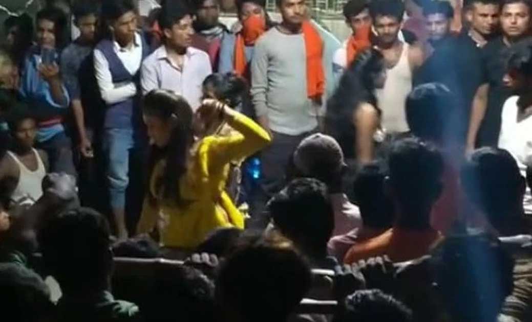 कोरोना काल में अश्लील गानों पर बार बालाओं का डांस, नाचने पहु... - CG Sandesh
