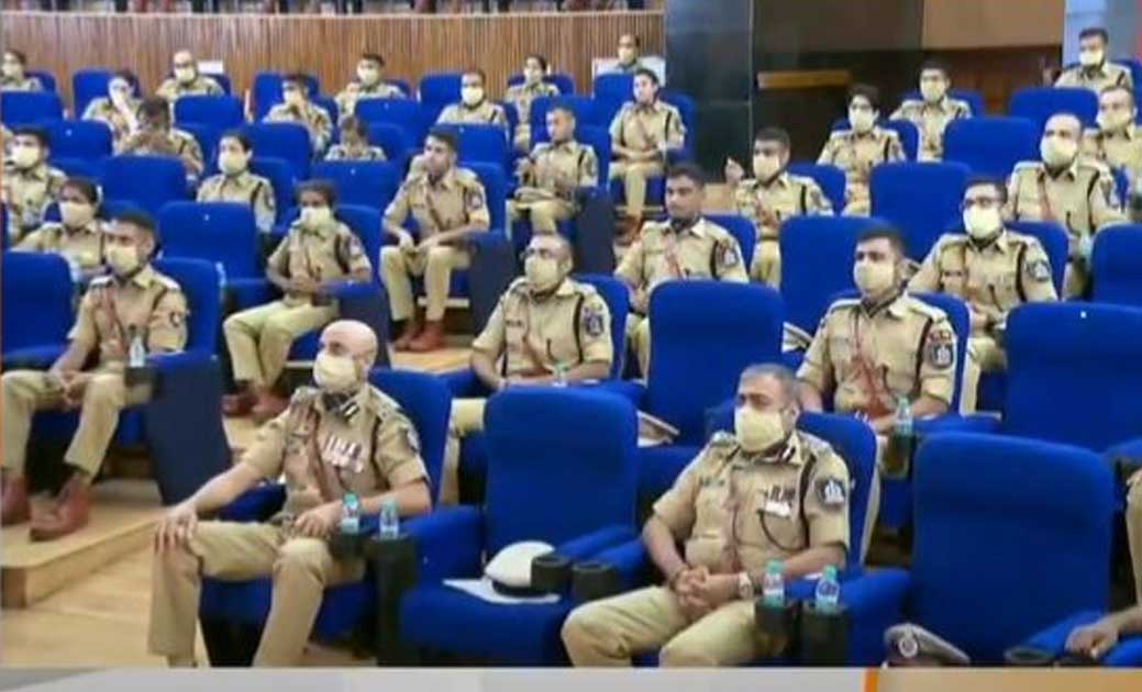 प्रधानमंत्री नरेन्द्र मोदी ने आईपीएस प्रोबेशनर्स के साथ किया... - CG Sandesh