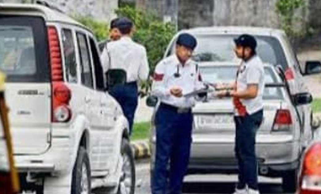 ‘अकेले कार चला रहे हैं तो मास्क पहनना जरूरी नहीं, पुलिस का म... - CG Sandesh