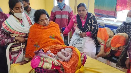 4 हाथ-4 पैर वाले बच्चे को देखने उमड़ी भीड़, लोग बोले- भगवान ... - CG Sandesh