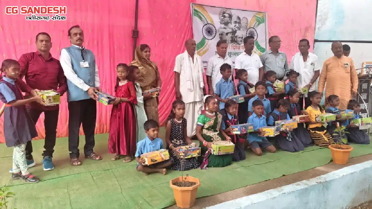 सरायपाली : स्वतंत्रता दिवस के अवसर पर बच्चों को बांटे पदवेश - CG Sandesh