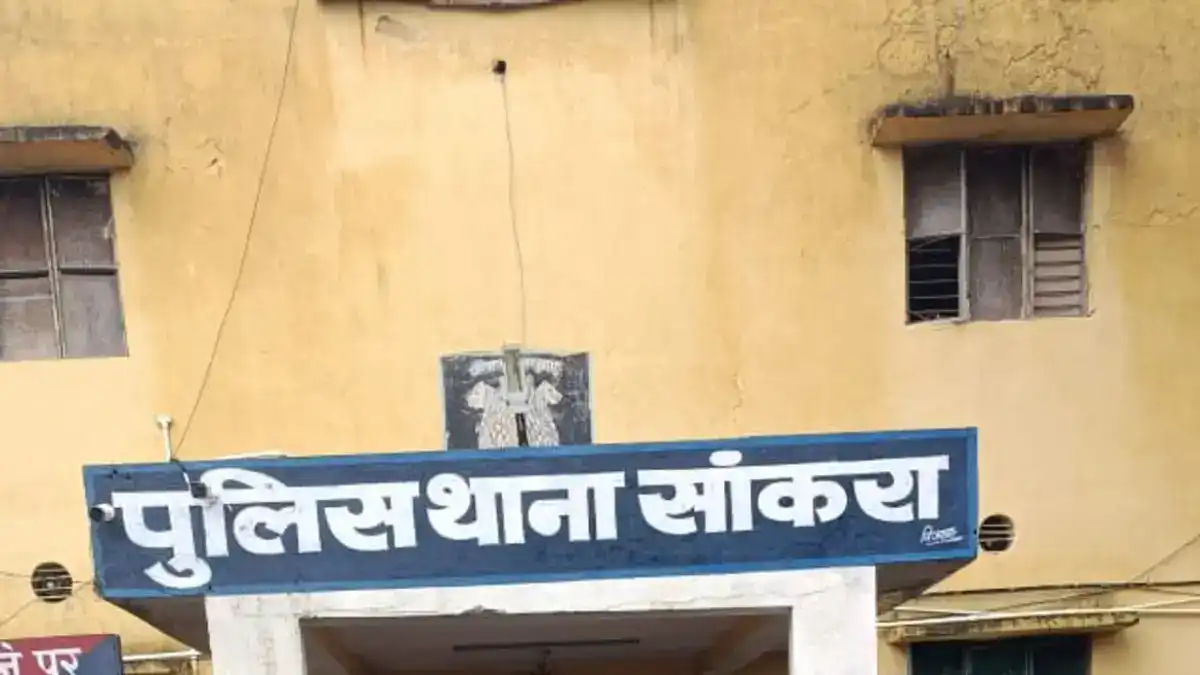 सांकरा : 21 पाउच अवैध महुआ शराब जब्त - CG Sandesh