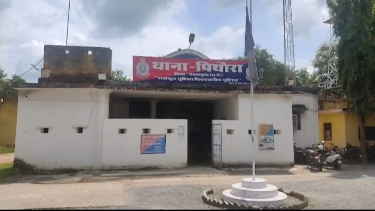 पिथौरा : खेत से 20 लीटर महुआ शराब जब्त, कबाड़ी दुकान के पास ... - CG Sandesh