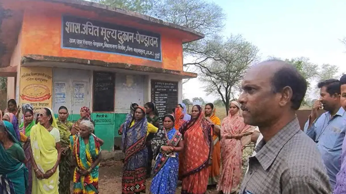 पिथौरा : पेंड्रावन के राशन कार्ड धारकों को खाद्यान्न सामग्री... - CG Sandesh