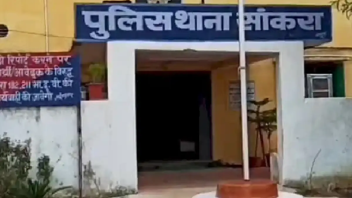 सांकरा : किराना दुकान के पीछे से अवैध शराब जप्त - CG Sandesh