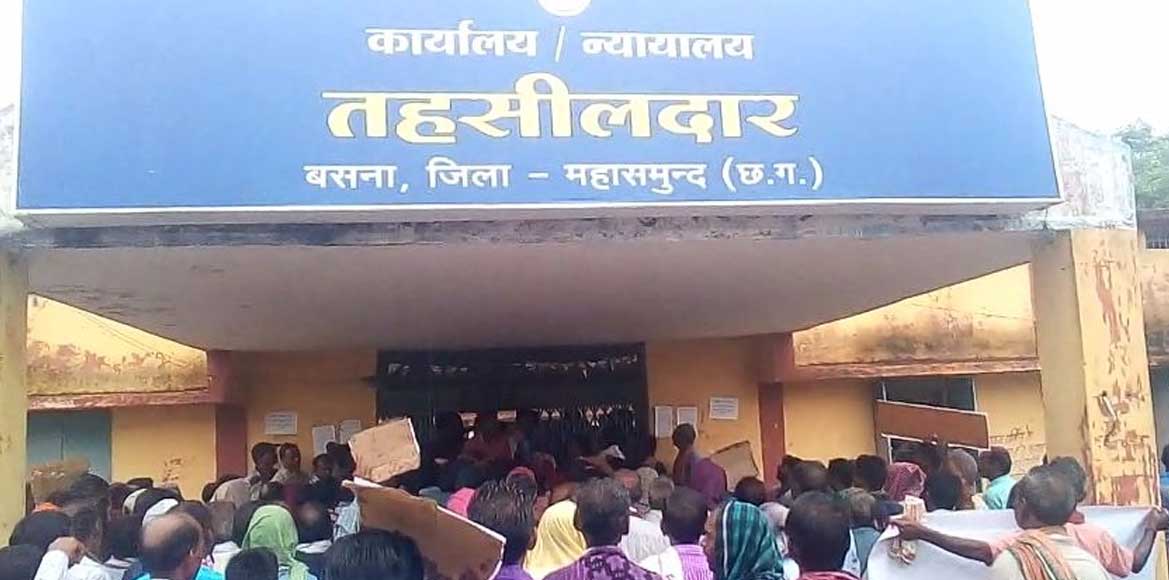 बसना : फसल बीमा को लेकर ग्रामीणों ने कृषि विभाग पर लगाये आरो... - CG Sandesh