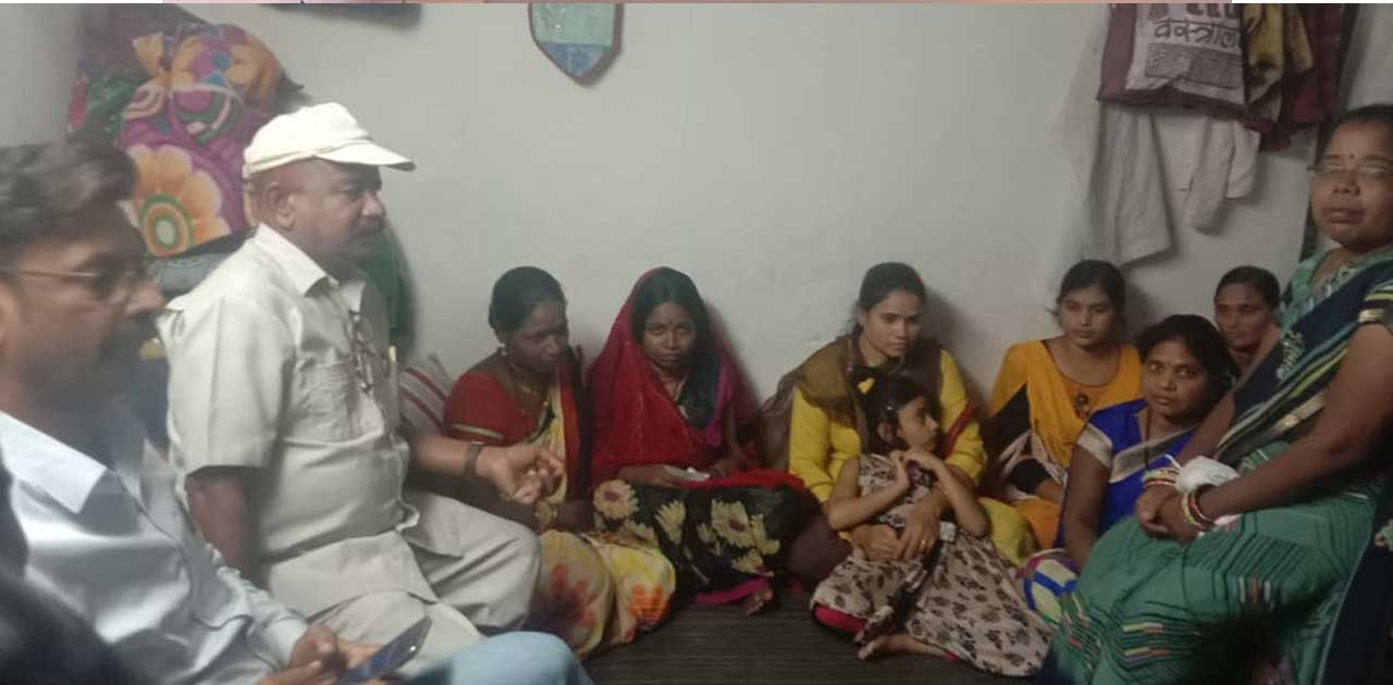 आकस्मिक निधन पर शिक्षको ने दी सहयोग राशि - CG Sandesh