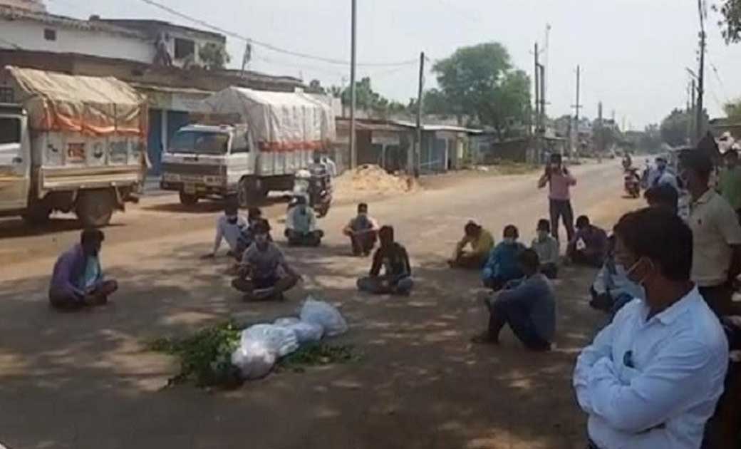 किसान खेत में काम करने गया था....खेत मे करंट लगने से मौत,परिजन ने सड़क पर शव रखकर किया प्रदर्शन...