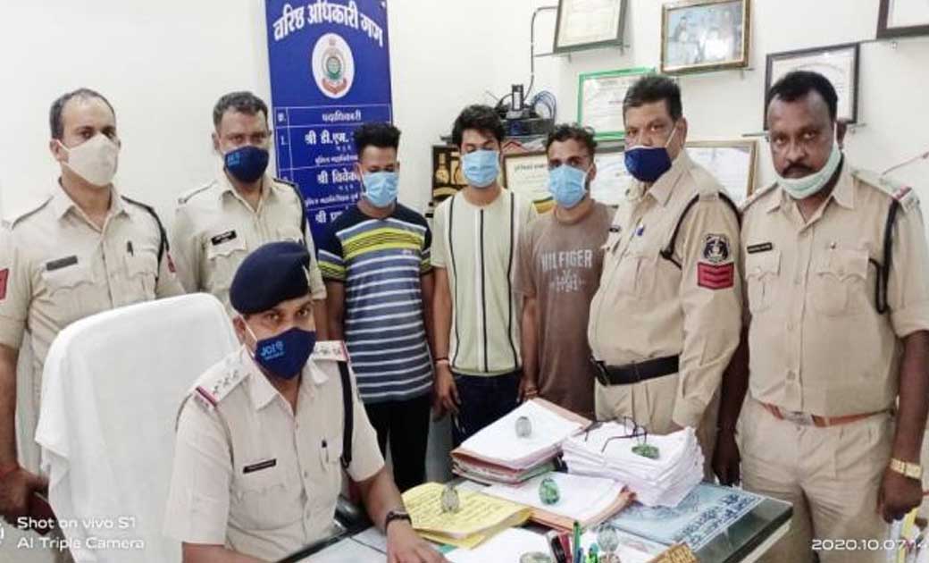 IPL क्रिकेट टूर्नामेंट में सट्टे का दाव लगा रहे चार आरोपियों को पुलिस ने किया गिरफ्तार.