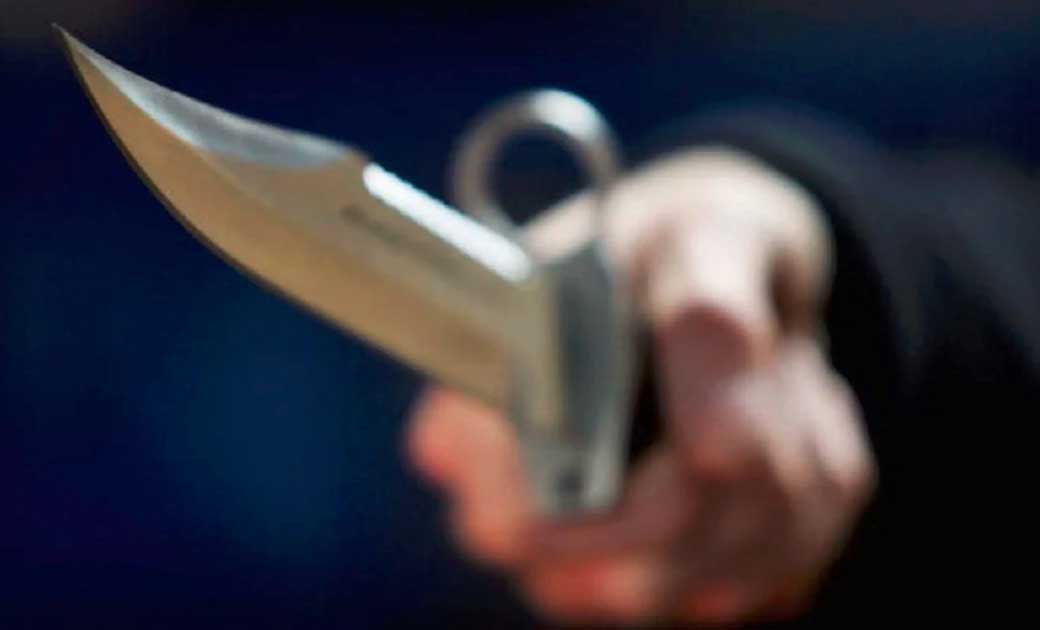 गले के पास चाक़ू टिकाकर पैसे की मांग, नहीं देने पर की मारपीट.