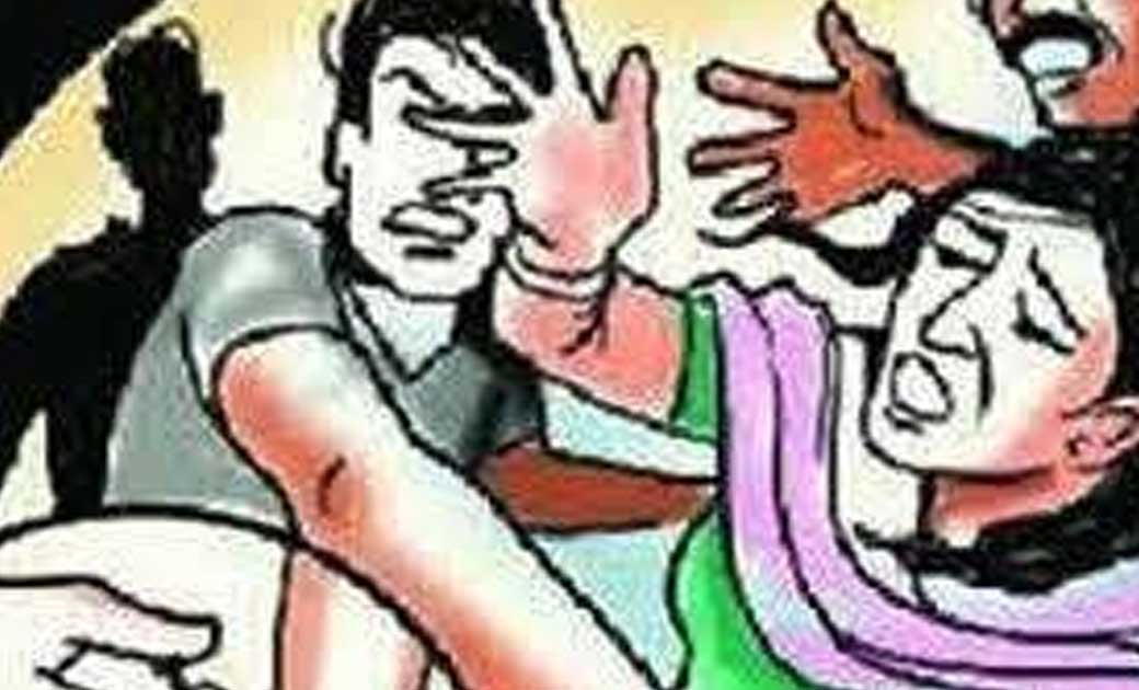 गढ्ढा क्यों खोद रहे हो कहकर बाप-बेटा ने महिला से की मारपीट - CG Sandesh