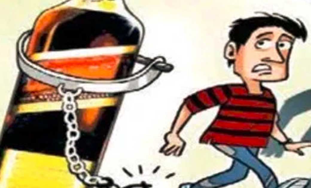 मेढापाली में बाडी में छुपाकर रखे दो व्यक्तियों से महुआ शराब जप्त.