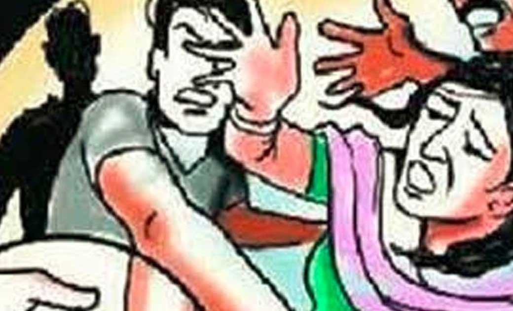 ईट का घेरा क्यो बना दिये हो कहकर माँ बेटे से मारपीट.