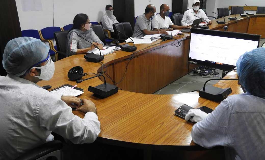 कलेक्टर ने गिरदावरी और ऑनलाइन खसरें एण्ट्री के कार्याें की स... - CG Sandesh