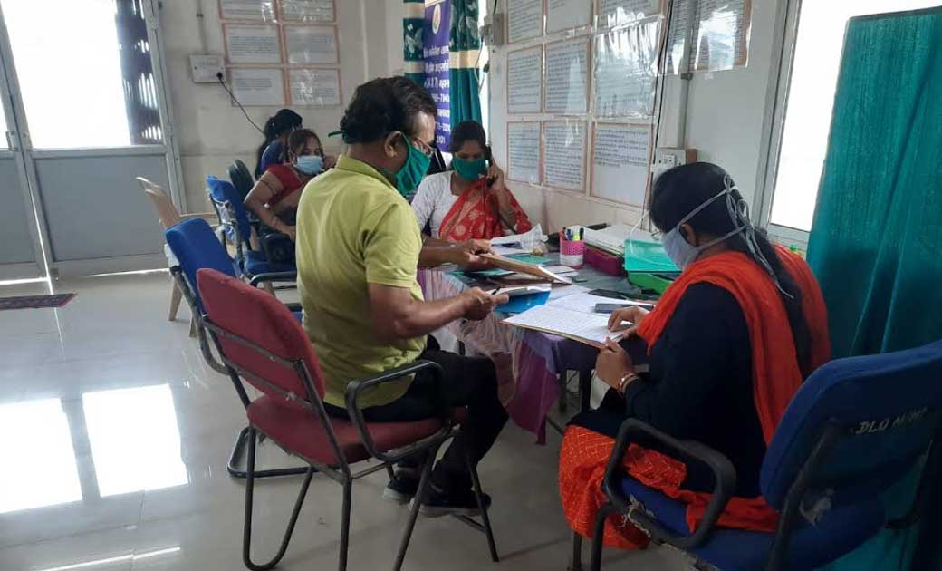 होम आइसोलेशन में डेली फाॅलोअप जरूरी, व्हाट्सएप पर मिल रहा छु... - CG Sandesh