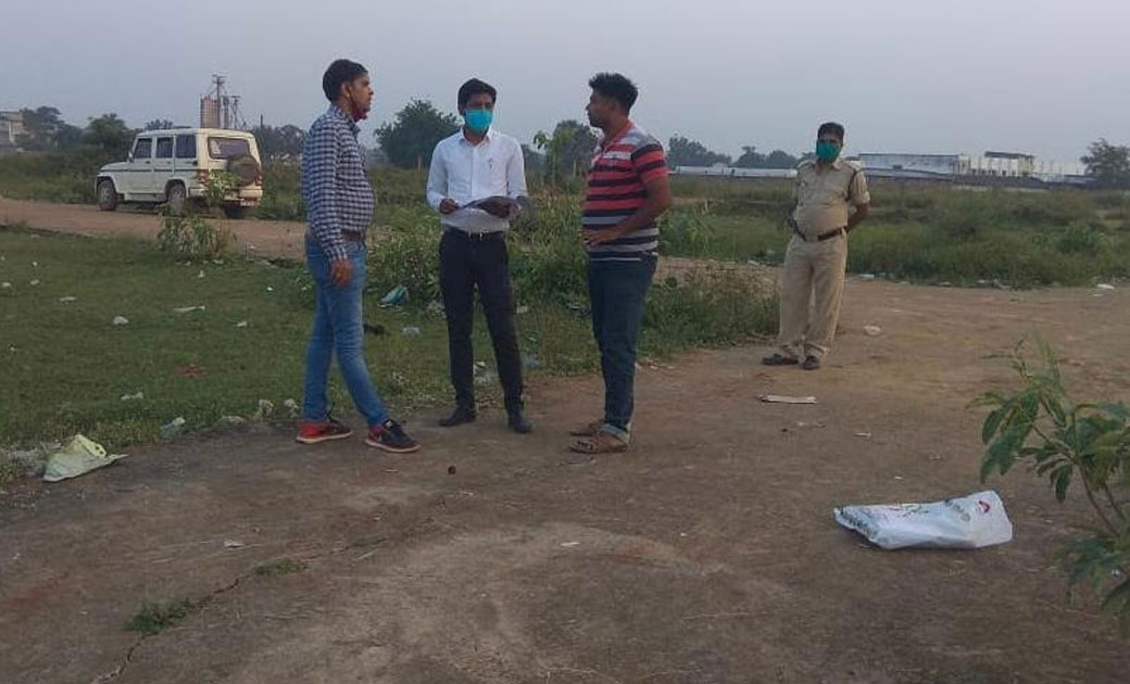 तहसीलदार व नायब तहसीलदार ने आवासीय प्लाट की जाँच की  - CG Sandesh