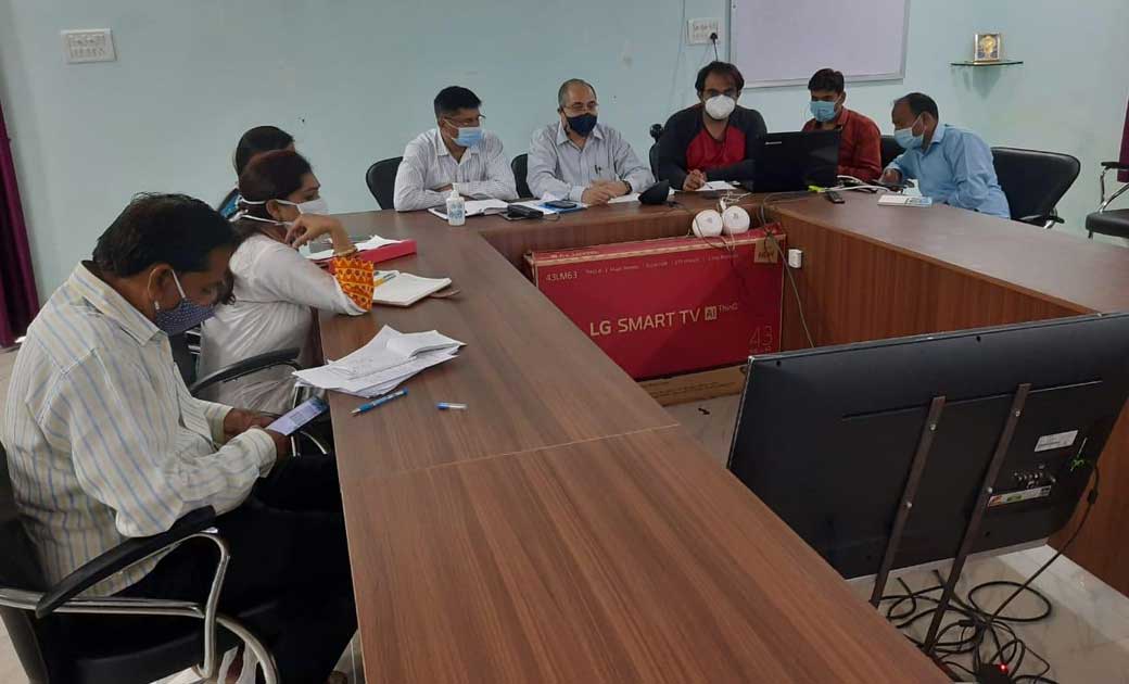 कोरोना सघन सामुदायिक सर्वे अभियान: डाॅ.परदल ने चिकित्सा अधिक... - CG Sandesh