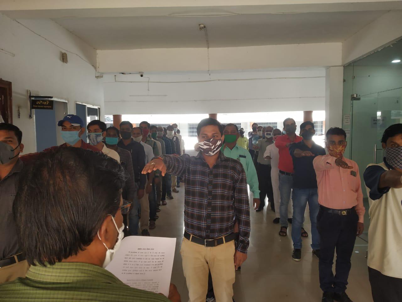राष्ट्रीय एकता दिवस , अधिकारियों,कर्मचारियों ने ली देश की एक... - CG Sandesh