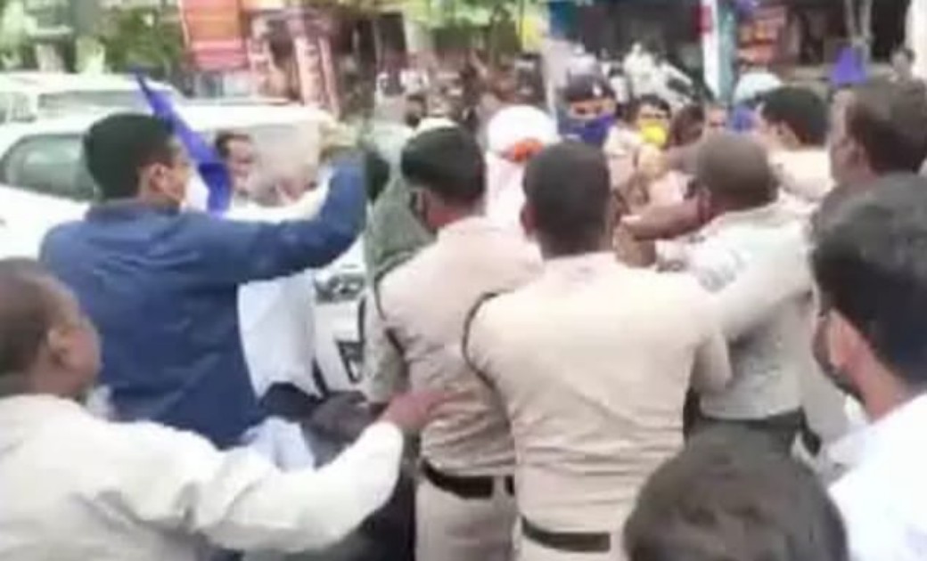 छत्तीसगढ़: कांग्रेस और भीम आर्मी के कार्यकर्ता आपस में भिड़े...नौबत हाथापाई तक..इस जिले की है घटना...