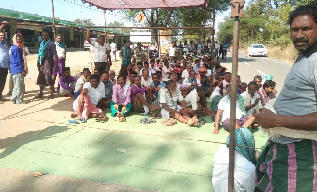 गलत तरीके से ख़रीदी केंद्र को बदल दिए जाने के विरोध में धान क... - CG Sandesh