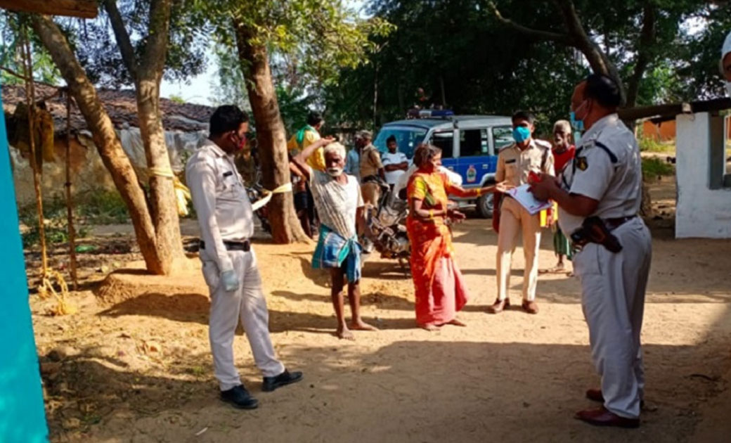 खाना खाने को लेकर हुआ विवाद ,शराब के नशे में धुत बेटे ने अपनी मां को पीट-पीट कर मार डाला,मौके पर पहुँच कर पुलिस ने आरोपी बेटे को हिरासत  लिया....