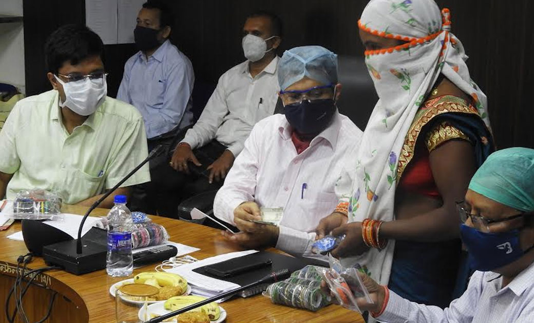 कलेक्टर सीईओ संग अधिकारियों ने खरीदें समूह की महिलाओं से गोब... - CG Sandesh