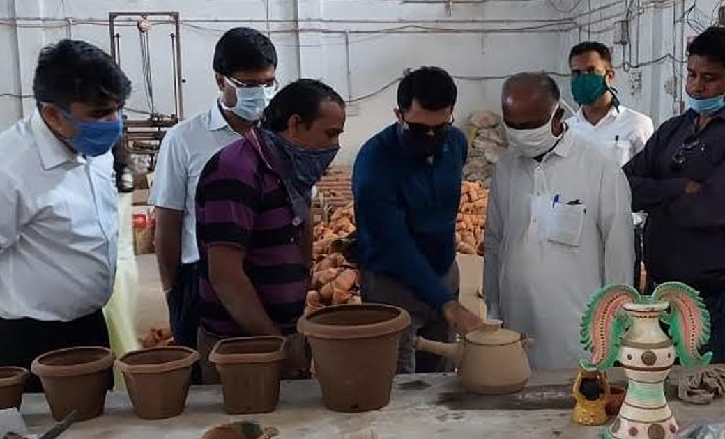 कलेक्टर गोयल ने सिरेमिक ग्लेजिंग यूनिट का किया अवलोकन : ग्ले... - CG Sandesh