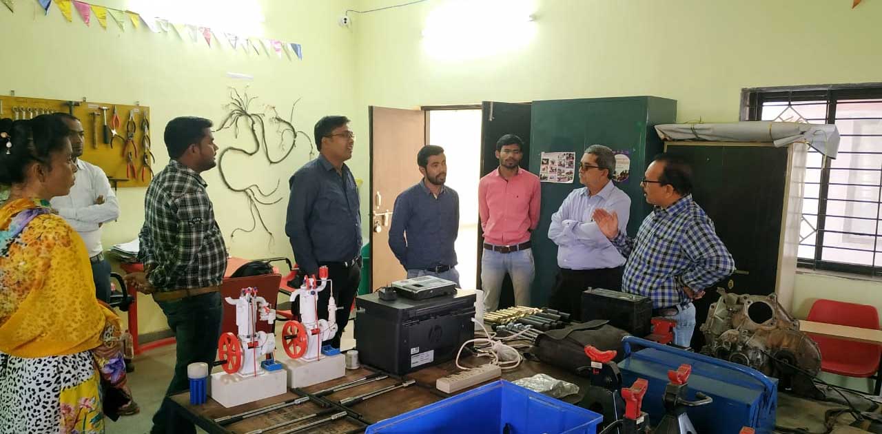 डिप्टी कलेक्टर ने किया लाइवलीहुड कॉलेज का निरीक्षण - CG Sandesh
