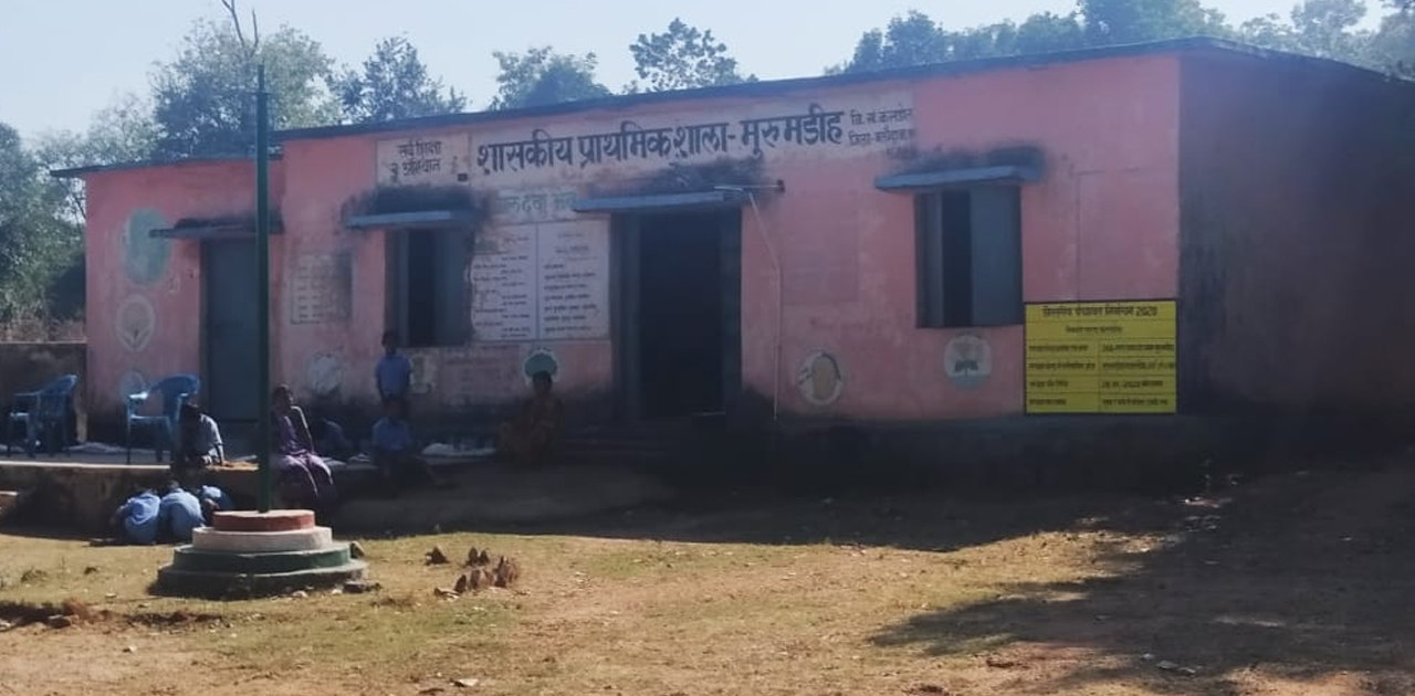 जंगल क्षेत्र में संचालित हो रहे स्कूलों में बिना सूचना दिए न... - CG Sandesh