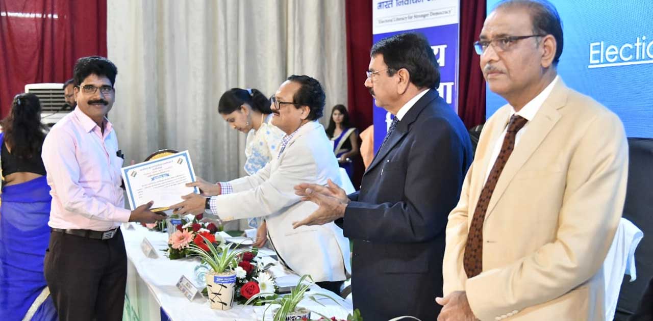 मतदाता दिवस पर राजधानी में तहसीलदार शंकरलाल सिन्हा का सम्मान - CG Sandesh
