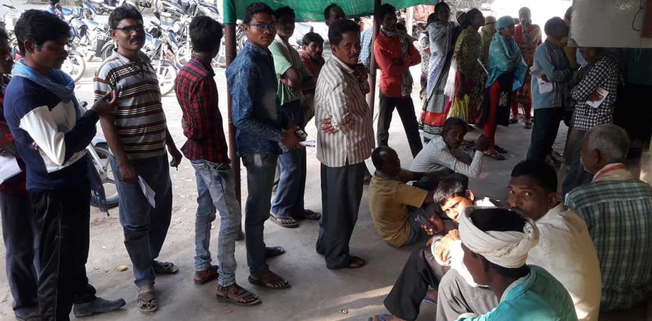 बिजली ऑफिस में बिल का पैसा जमा न होने पर ग्राहक लौटे बैरंग