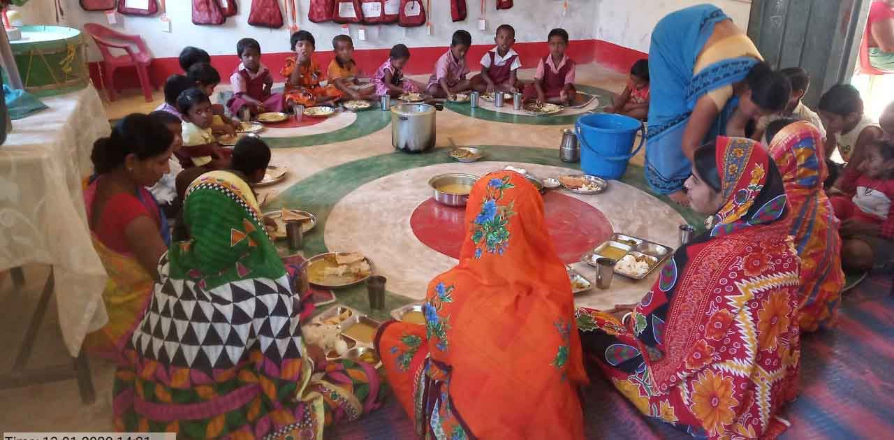 महिलाओं व बच्चों को दिया जा गर्म व पौष्टिक भोजन