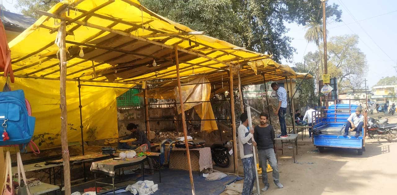 नगर पालिका ने कपड़ा व्यापारियों को हटवाया, बहूत जल्द हटेंगे ठेले व पसरा व्यापारी