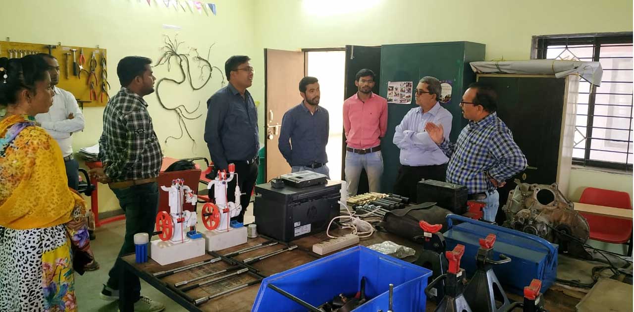 डिप्टी कलेक्टर ने किया लाइवलीहुड कॉलेज का निरीक्षण - CG Sandesh