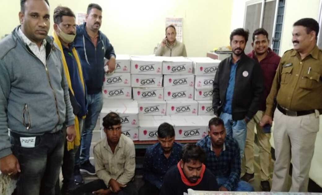चार पहिया वाहन में शराब की तस्करी करते 04 आरोपी गिरफ्तार, आरोपियों से 35 पेटी अंग्रेजी शराब किया गया जप्त.
