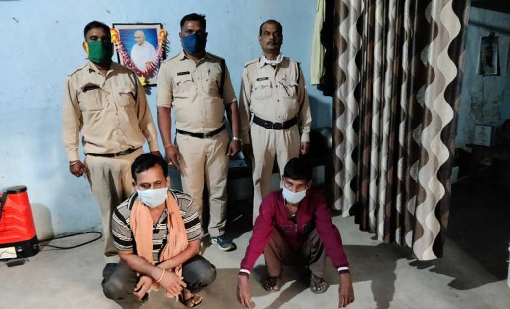 मुखबिर से सूचना मिलने पर ...आबकारी विभाग की बड़ी कार्यवाही....14 लीटर महुआ शराब के साथ दो आरोपी युवक गिरफ्तार...