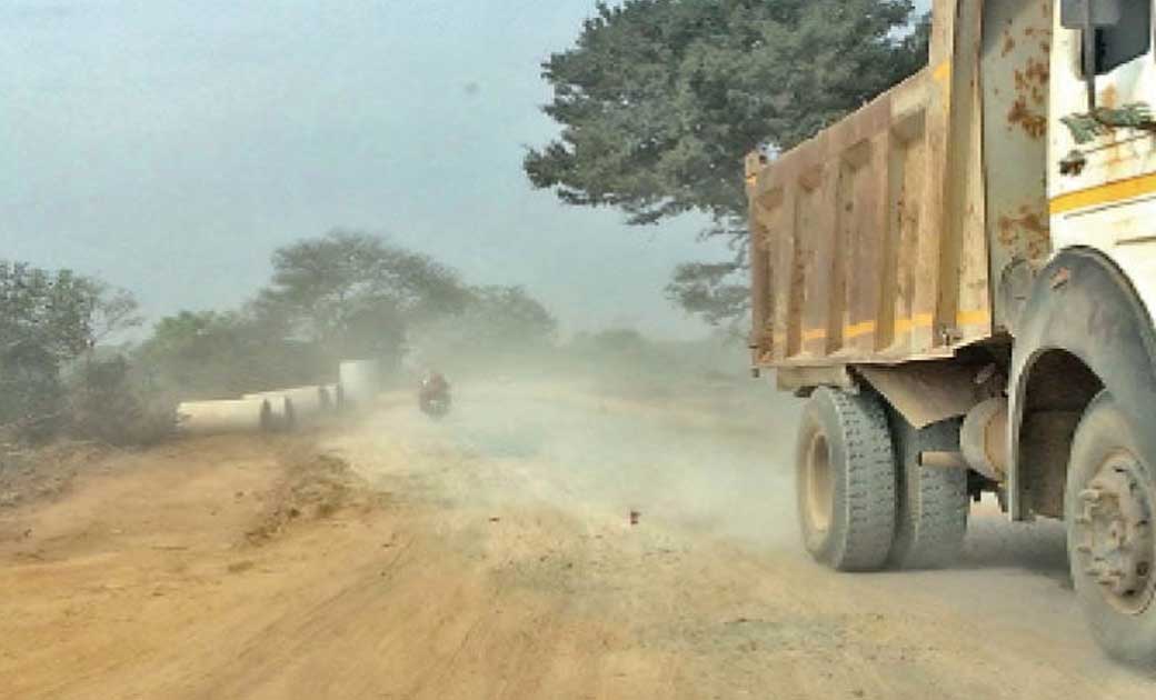 बसना : निर्माण कार्य में लगे हाईवा के ड्राइवर गाडी के साथ धु... - CG Sandesh