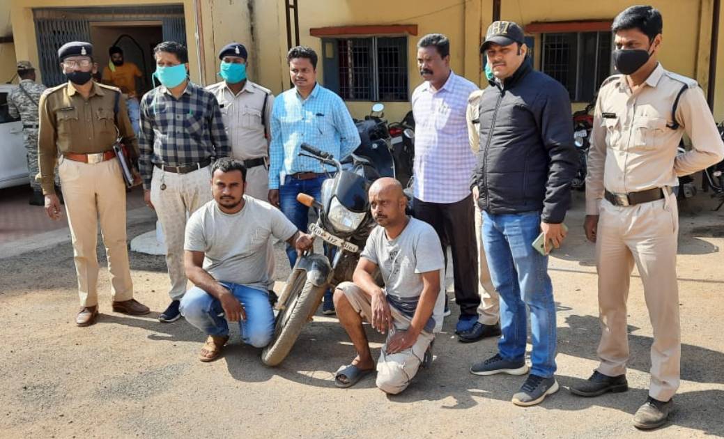 देशी शराब दुकान दलदली रोड में हुये मंदिरा के बिक्री राशि के ... - CG Sandesh