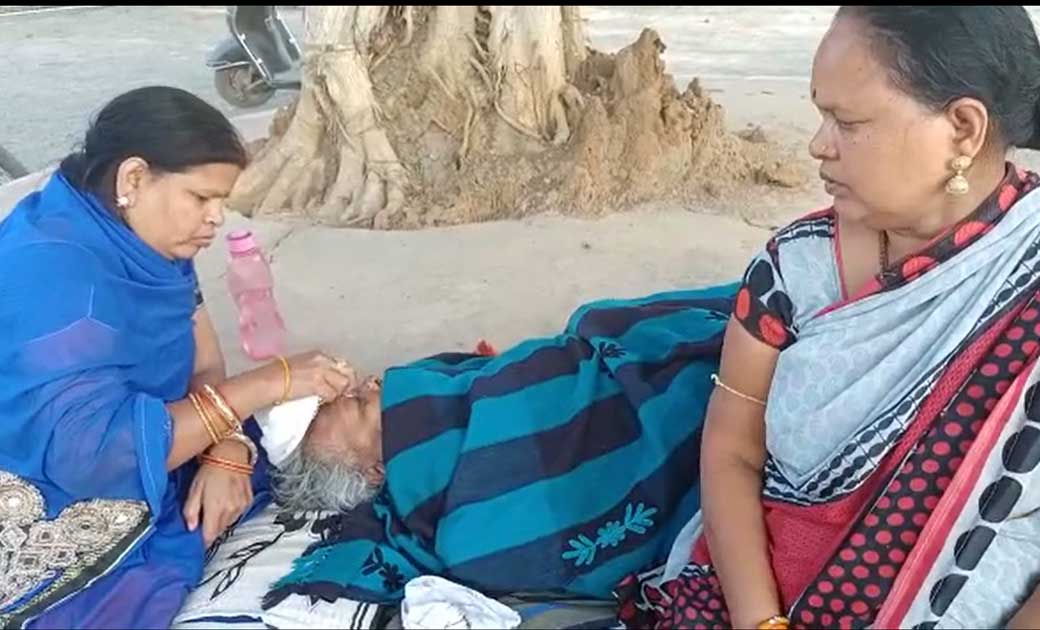 कलयुगी बेटी की कहानी, आंख में आ जाएगा पानी...बूढ़ी माँ को निकाला घर से, रख लिया समस्त दस्तावेज.. यूनियन बैंक मैनेजर से शातिर बेटी का सांठ-गांठ ...! खुद के पैसे के लिए गिड़गिड़ाती रही वृद्धा और उसके परिजन...माँ ने सगी बेटी माधवी वैष्णव और बैंक मैनेजर सरोज कुमार राय गुरु के नाम पर दर्ज कराया एफआईआर...खबर पढ़ कर काँप उठेगा रूह..देखिए वीडियो...