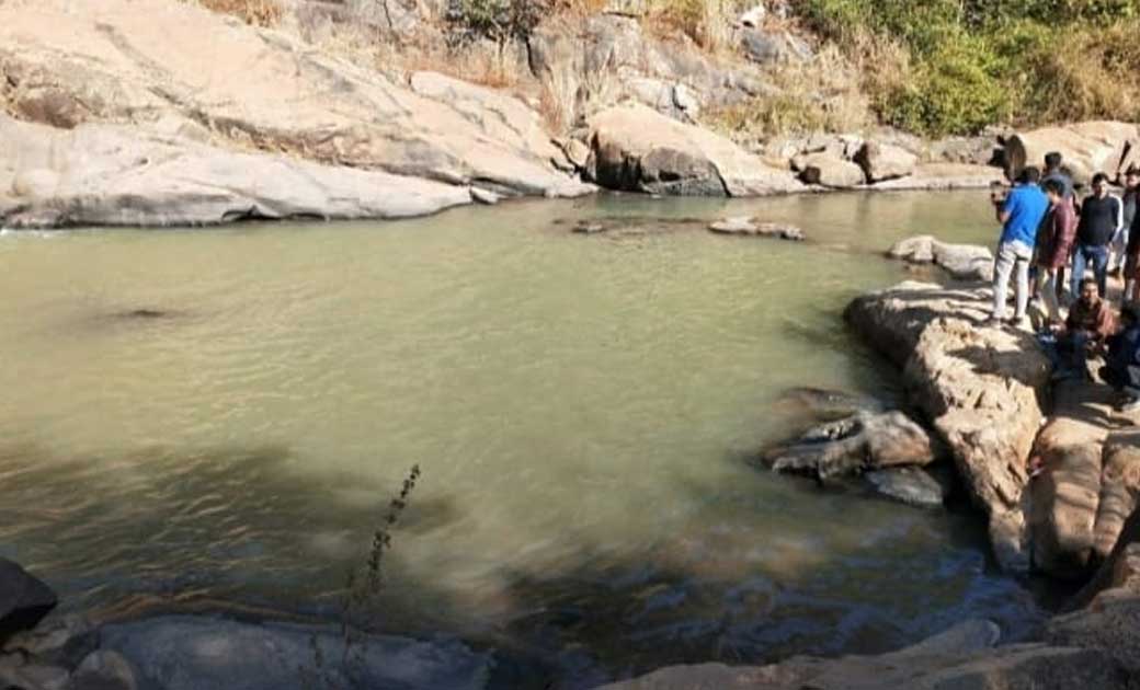 पिकनिक मनाने आया युवक राजपुरी जलप्रपात में गिरा, जांच के लिए... - CG Sandesh