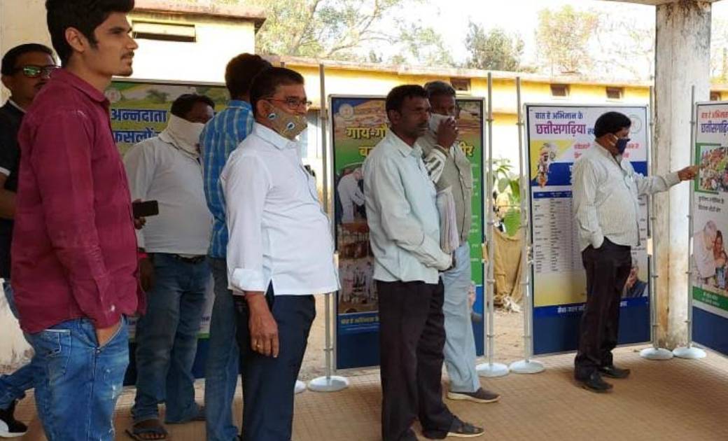 महासमुंद : प्रदर्शनी से मिलती है विकास कार्यों की जानकारी प्... - CG Sandesh