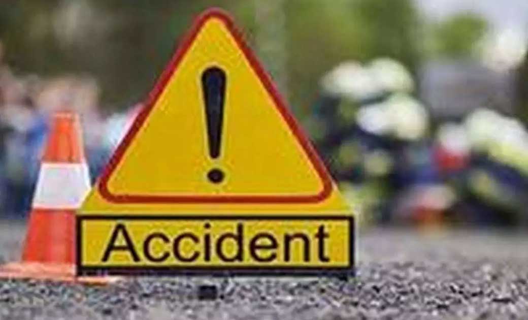 सांकरा : कार ने मोटर सायकल को पीछे से मारी ठोकर.